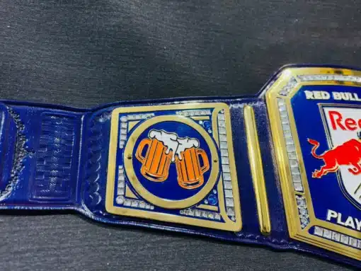 Custom side plates on the Red Bull München championship belt showcasing a beer mugs icon with deep engraving.